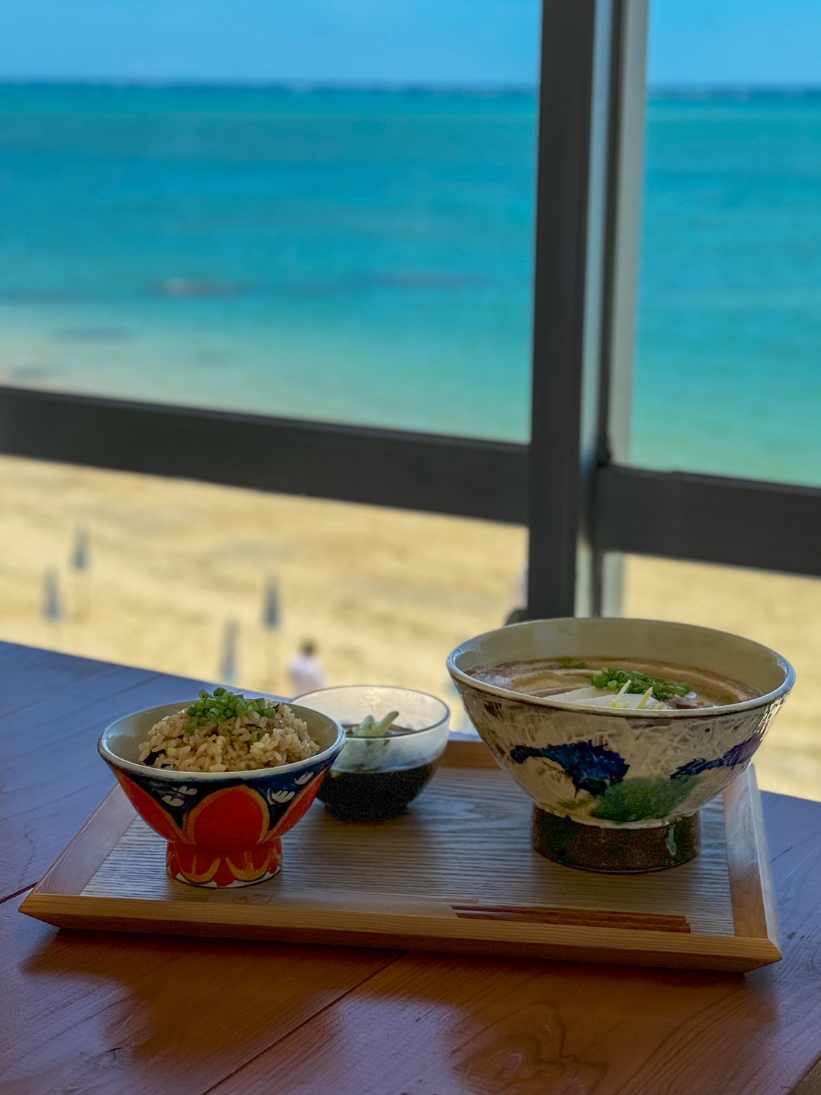沖縄の海を眺めながら味わう沖縄そば