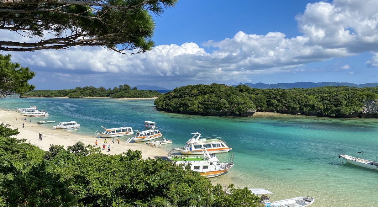 沖縄の青い海