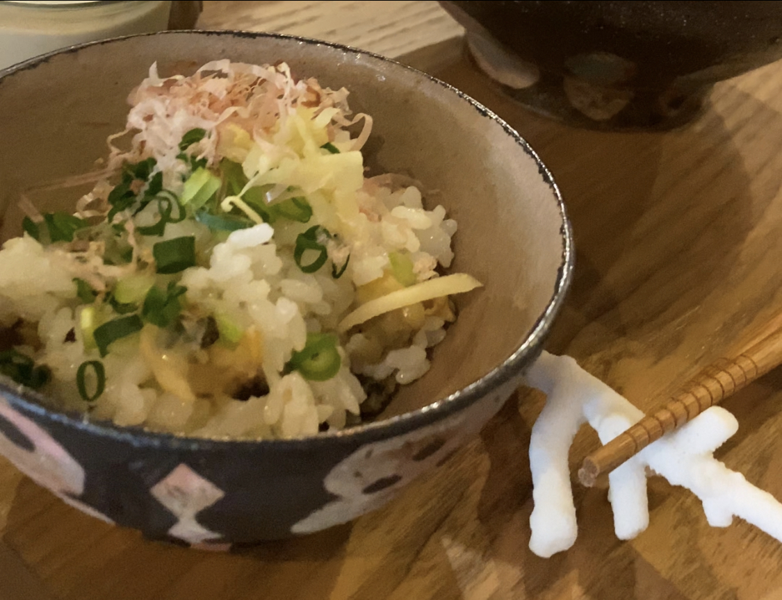 「貝出汁沖縄そば　キセキ.」のあさりご飯の写真