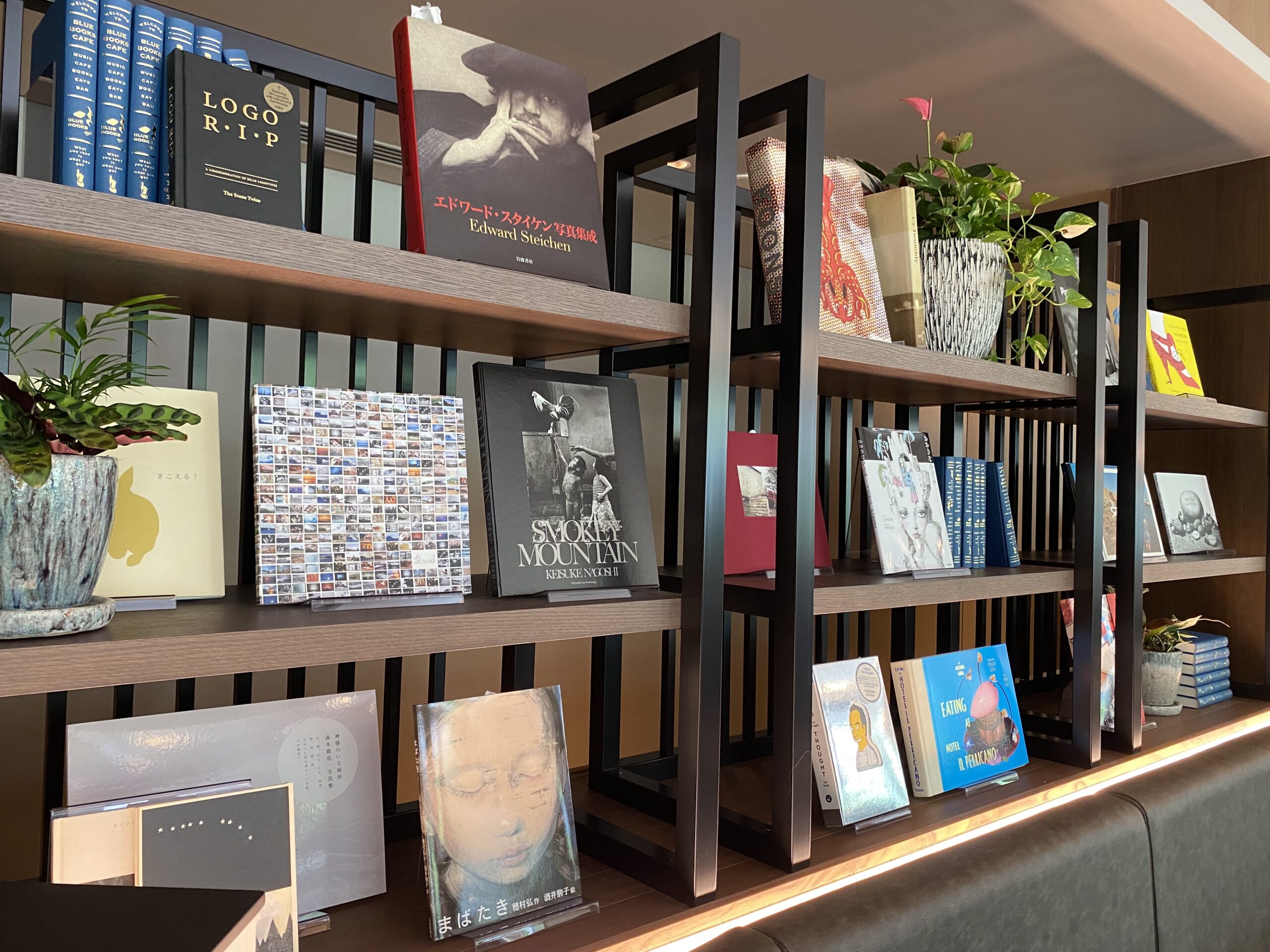 ブルーブックスカフェ沖縄の本棚の写真
